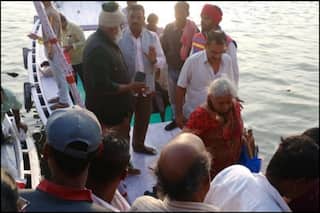 Varanasi Boat Accident : गंगा नदी में 30 से अधिक सैलानियों से भरी नाव डूबी, दो की हालत गंभीर