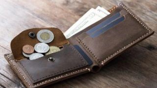 वास्तु टिप्स: पर्स में रखी ये चीजें आपको बना सकती हैं धनवान, आर्थिक संकट से मिलेगा छुटकारा