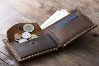 वास्तु टिप्स: पर्स में रखी ये चीजें आपको बना सकती हैं धनवान, आर्थिक संकट से मिलेगा छुटकारा