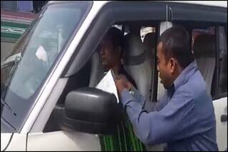 VIRAL VIDEO: राशन कार्ड में Dutta की जगह लिखा 'Kutta' तो भड़का शख्स, अधिकारी के सामने लगा भौंकने, देखें वीडियो