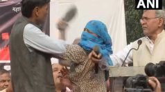 दिल्ली: महिला ने मंच पर व्यक्ति को मंच पर चप्पल से पीटा, वीडियो सामने आया
