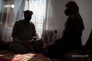 इस देश में स्कूल यूनिफॉर्म की जगह लड़कियों को नसीब होता है शादी का जोड़ा, पिता की उम्र के मिलते हैं दूल्हे...