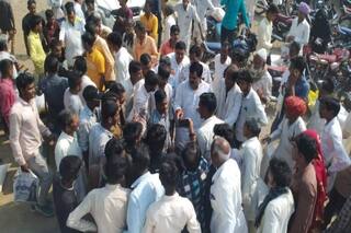 खाद लेने पहुंचे किसानों के लिए कांग्रेस MLA ने तुड़वा दिया गोदाम का शटर, फिर जो हुआ...