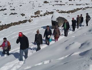 हिमाचल में बर्फीली राहों से गुजरकर यूं मतदान के लिए पहुंच रहे वोटर्स, 68 सीटों के लिए जारी है वोटिंग