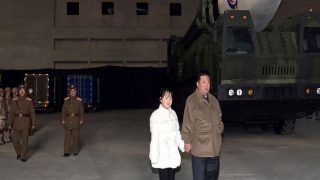 उत्तर कोरिया के तानाशाह Kim Jong Un के हाथ-में-हाथ डाले कौन है यह लड़की, हुआ ये बड़ा खुलासा