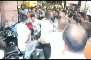 महाराष्ट्र: एकनाथ शिंदे और उद्धव ठाकरे गुट में जमकर मारपीट, पुलिस को भी करना पड़ा लाठीचार्ज | Video Viral