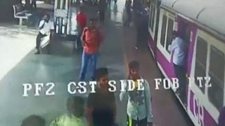 Mumbai Local Train Video: ट्रेन से गिरे मां और बच्चे की आरपीएफ जवानों ने ऐसे बचाई जान, देखें हैरतअंगेज वीडियो