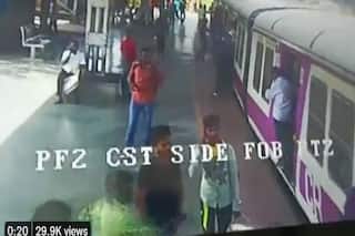 Mumbai Local Train Video: ट्रेन से गिरे मां और बच्चे की आरपीएफ जवानों ने ऐसे बचाई जान, देखें हैरतअंगेज वीडियो