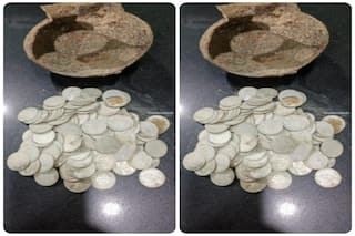 Viral: घर में खुदाई के दौरान मजदूरों के हाथ लगी बेशकीमती चीज, पुलिस ने तुरंत कर लिया जब्त