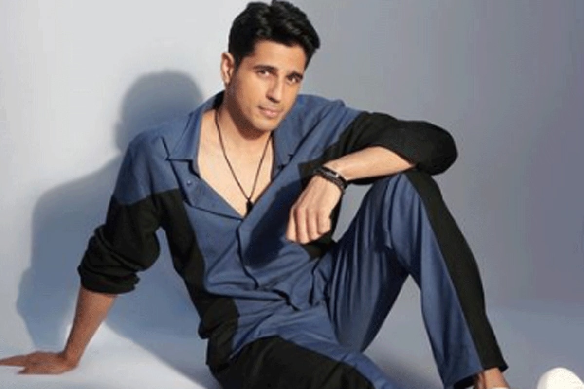 Sadhguru ने सिद्धार्थ मल्होत्रा के साथ 'काला चश्मा' पर किया डांस, वायरल हुआ वीडियो