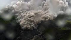 World Hindi: इंडोनेशिया का सेमेरू ज्वालामुखी फटा, लोगों को सुरक्षित निकाला गया