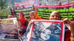 भोपाल गैस त्रासदी की 38 वीं बरसी: पीड़ितों ने यूनियन कार्बाइड कारखाने ओर रैली निकाली, मांगा न्याय