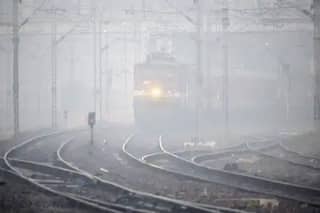 Indian Railways: कोहरे के कारण बिहार-यूपी से दिल्ली आनेवाली ये ट्रेनें चल रहीं लेट, 300 से ज्यादा ट्रेनें कैंसिल