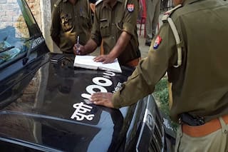 UP: इंस्पेक्टर के अपहरण मामले में तत्‍कालीन महिला थाना प्रभारी और सिपाही के खिलाफ FIR दर्ज
