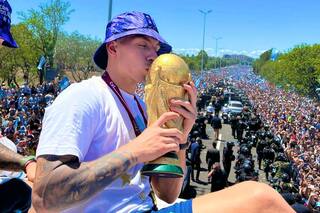 Erik Ten Hag Reminds Lisandro Martinez Of EPL Resumption