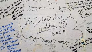 कोटा के मंदिर में 'विश्वास की दीवार' पर JEE, NEET कोचिंग के छात्र  लिखते हैं अपनी मनोकामनाएं