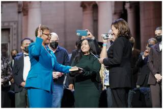 अमेरिका: लॉस एंजिलिस की पहली महिला मेयर बनीं कैरेन रूथ बास लॉस एंजिलिस