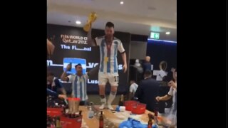 VIDEO: विश्व कप जीतने के बाद ड्रेसिंग रूम में टेबल पर चढ़कर नाचे लियोनेल मेस्सी