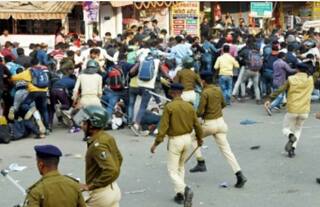 शिक्षक की नौकरी के लिए इच्छुक लोगों पर लाठीचार्ज, दो दर्जन से अधिक घायल