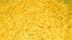 Peele Chawal ke Upay: पीले चावल के चमत्कारी उपाय बदल देंगे आपकी जिंदगी, कभी नहीं होगी धन की कमी