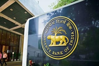 रिजर्व बैंक ने इन 5 बैंकों पर लगाए प्रतिबंध, पैसे निकालने पर भी रहेगी पाबंदी