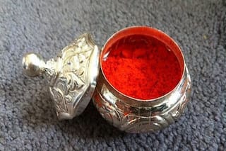 सिंदूर लगाते वक्त क्या आप भी करती हैं ये गलतियां? पति के जीवन पर पड़ सकता है प्रभाव