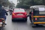 Viral Video:  मर्सिडीज मालकाच्या मदतीला धावून आला ऑटोवाला! सोशल मीडियावर व्हायरल होतोय व्हिडिओ