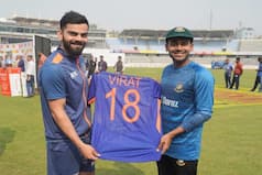 IND vs BAN: जिसने भारतीय बल्लेबाजों को घुटनों पर ला दिया, उसी गेंदबाज को विराट कोहली ने दिया स्पेशल गिफ्ट