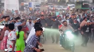 अजय देवगन को स्कूटी चलाते देख लोग पागलों की तरह भागे पीछे, एक्टर ने पहले ही दे दी सफाई