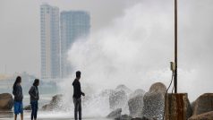 Cyclone Mandous: तमिलनाडु पहुंचा चक्रवाती तूफान मंडौस, तेज हवा के साथ भारी बारिश जारी, कई पेड़ उखड़े