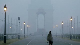 Delhi Weather Update: दिल्ली में फैली घने कोहरे की चादर, रेल-सड़क यातायात प्रभावित