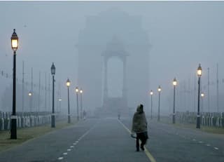 Delhi Shivers As Thick Blanket of Fog Covers Many Parts of City, Temp to Fall Further by Weekend