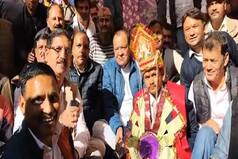 Dulhe Ka Viral Video: बारात जाते समय खराब रास्ता देख धरने पर बैठा दूल्हा, पहले सड़क फिर शादी!