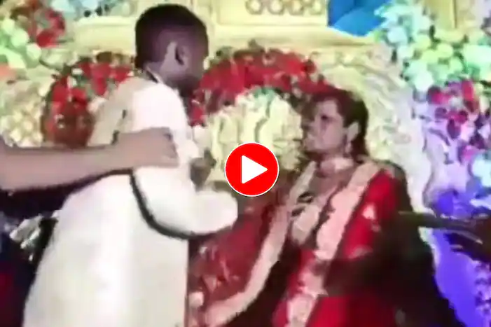 Viral Video: Bride And Groom Fight on Stage, Slap And Pull Each Other's Hair. Watch