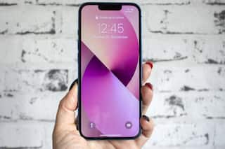 iPhone 13 पर चल रही धांसू सेल, बिना एक्सचेंज भी मिल रहा इतना सस्ता