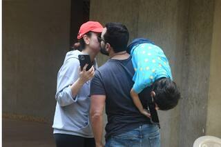 Kareena Kapoor Khan - Saif Ali Khan Lock Lips Outside Their Home in Infront of Taimur, PICS