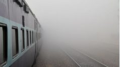 चलती ट्रेन में खिड़की से घुसी लोहे की रॉड, यात्री के गर्दन में धंसने से हुई मौत