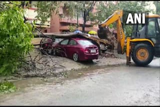 Cyclone Mandous LIVE Updates: चेन्नई एयरपोर्ट से 27 उड़ानें रद्द, बिजली आपूर्ति बाधित, 10 जिलों में आज भारी बारिश का अलर्ट जारी