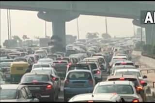 नोएडा-दिल्ली कालिंदी कुंज रूट पर भयंकर ट्रैफिक जाम,  घंटों से जाम में फंसे हैं लोग