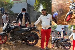 आखिर बाइक को दफनाने क्यों जा रहा है ये शख्स, चौंकाने वाली है वजह