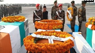 Sikkim Road Accident: बागडोगरा एयरपोर्ट में सेना के 16 जवानों को पुष्पचक्र अर्पित किए गए