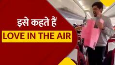 Viral Video: उड़ती फ्लाइट में शख्स ने अपनी मंगेतर को किया प्रपोज, लोगों ने ताली बजाकर कहा 'Love Is In The Air' | Watch Video