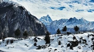 एक तरफ जोशीमठ के हालात डरा रहे हैं दूसरी तरफ AULI में बर्फबारी के शानदार नजारे बुला रहे हैं