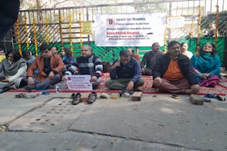 Maharaja Agrasen College Teachers Stage Protest Against Non-Payment of Salaries; Hold 'Shoe Polish Dharna'