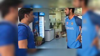 MS Dhoni Passing Tips to Washington Sundar Ahead of Ranchi T20I is GOLD; Video Goes VIRAL | WATCH
