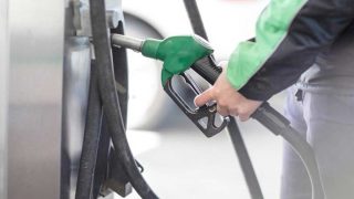 Pakistan: पाकिस्तानियों पर महंगाई की बड़ी मार, पेट्रोल-डीजल के भाव 35 -35 रुपए बढ़े, 249.80 रुपए प्रति लीटर पेट्रोल बिक रहा