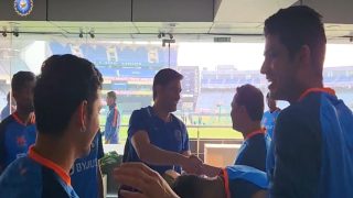 VIDEO: पहले टी20I से पहले खिलाड़ियों से मिले MS Dhoni, दिए खास टिप्स