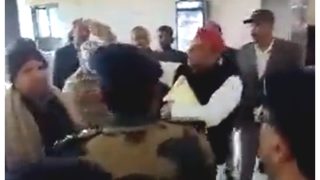 Tum Zehar De Do To? Akhilesh Yadav Refuses Tea Offered By Uttar Pradesh Police | WATCH VIRAL VIDEO