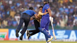 IND vs NZ: रोहित शर्मा के लिए गजब की दीवानगी; नन्हा फैन ने बीच मैदान में कप्तान को लगाया गले, हिटमैन ने फिर जो किया वो देखने लायक था