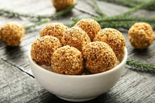 Makar Sankranti 2023: तिल के लड्डू से करें त्योहार की शुरुआत, घर पर ऐसे बनाएं